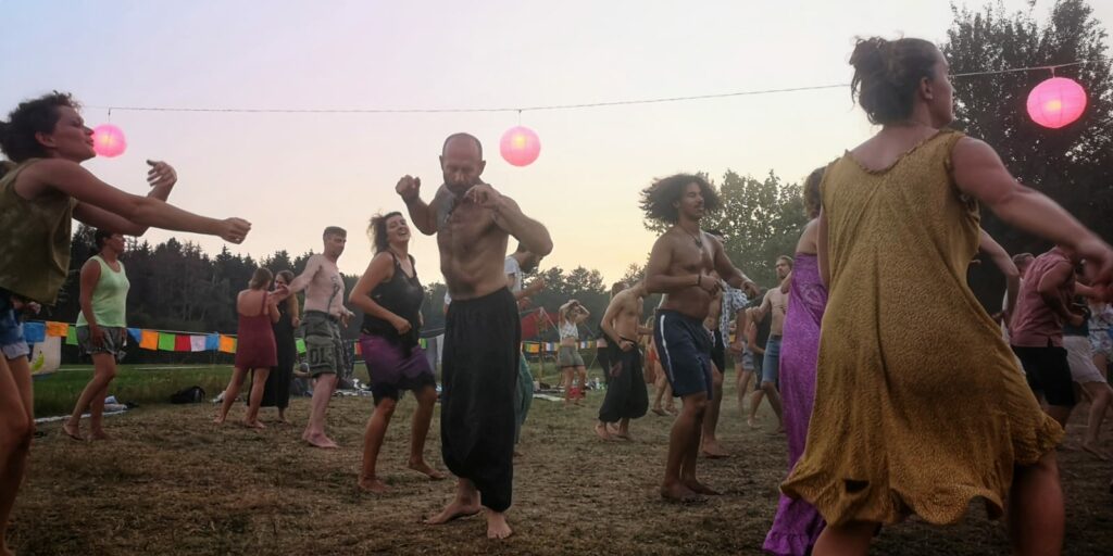 blue-monkey-birthday-fest-2020-dancing2